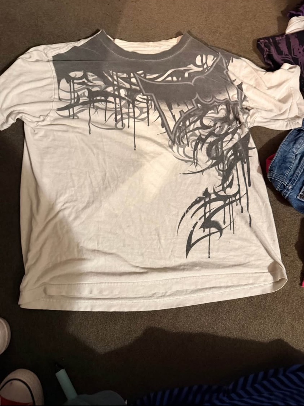 Men's White Graphic Short-Sleeve Shirt with Gray Tribal Print Tapout